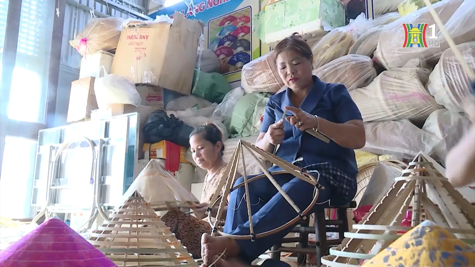 Lòng nhân ái của người nghệ nhân giữ nghề nón lá | Người tốt quanh ta | 30/11/2025